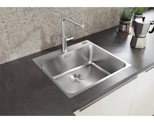 Edelstahlspüle mit Armatur in einer modernen Küche.