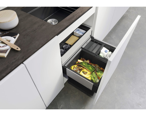 Meuble de cuisine ouvert avec système de tri des déchets et différentes poubelles