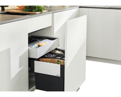 Meuble de cuisine avec système de tri des déchets et éléments coulissants pour ranger les ustensiles de cuisine.