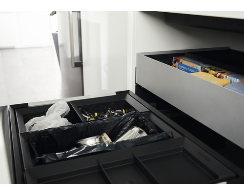 Système de tri des déchets dans un meuble de cuisine avec ordures ménagères, matières recyclables et articles ménagers