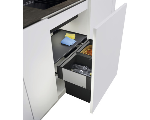 Meuble de cuisine avec système de tri des déchets, ustensiles de nettoyage et ordures