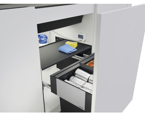 Armoire coulissante avec système de tri des déchets et accessoires de nettoyage à l''intérieur