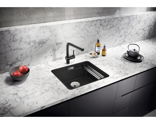 Évier avec robinet dans une cuisine moderne avec plan de travail en marbre