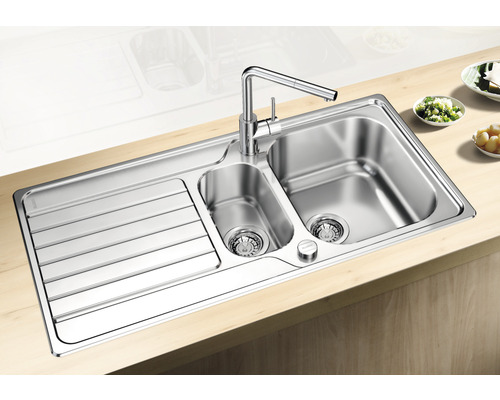 Évier en acier inoxydable avec égouttoir et robinet