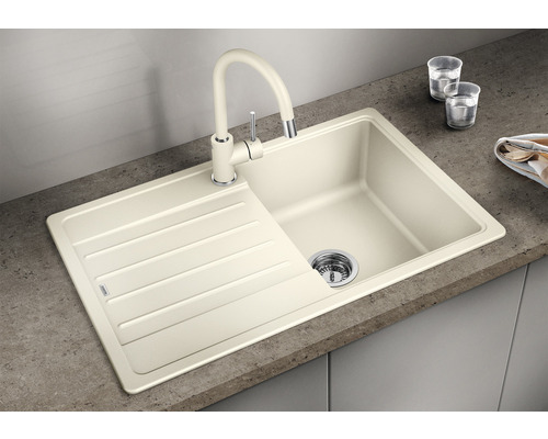 Beige Küchenspüle mit Abtropffläche und passender Armatur