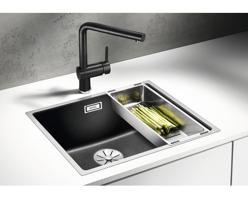 Évier de cuisine avec robinetterie et récipient à légumes