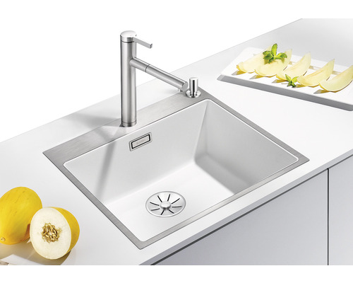 Spüle mit Armatur und Spülmittelspender in einer Küchenarbeitsplatte