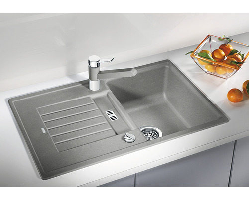 Küchenspüle mit Abtropffläche und Wasserhahn