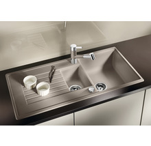 Spüle mit Abtropffläche und Wasserhahn