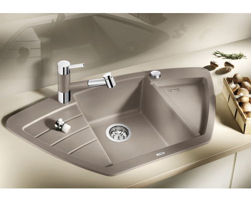 Évier d''angle avec robinetterie et égouttoir