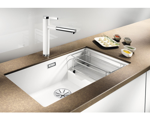 Évier de cuisine avec robinetterie, égouttoir et arrangements de plats