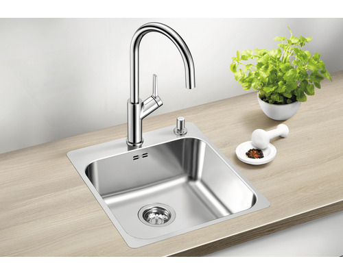 Évier avec robinet, distributeur de savon, herbes et mortier