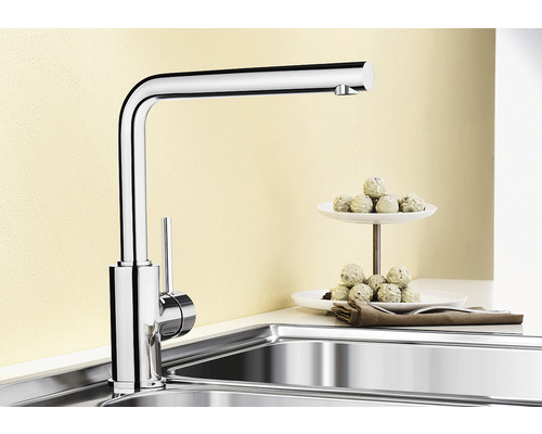 Küchenarmatur aus Edelstahl im Spülbecken