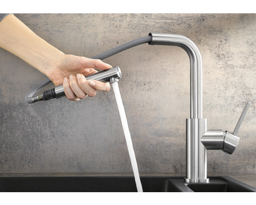 Robinet de cuisine avec douchette extractible en cours d''utilisation