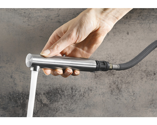 Main tenant un robinet avec de l''eau qui coule