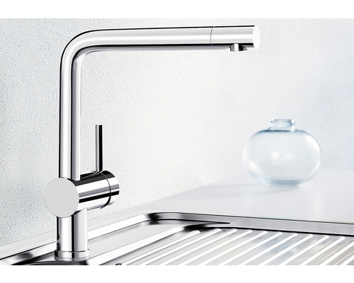 Robinet de cuisine en métal monté sur évier