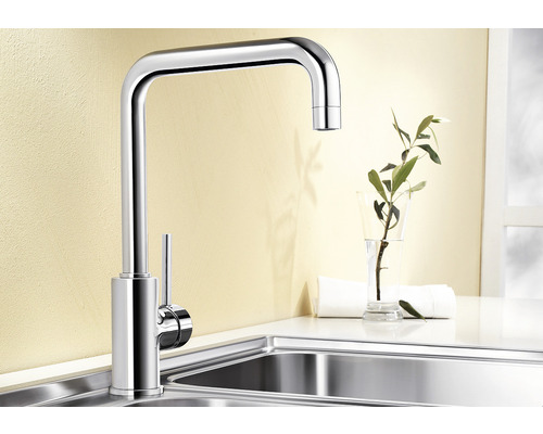 Robinet de cuisine en métal sur évier