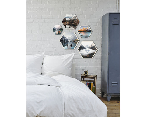 Chambre à coucher avec lit et tableaux muraux hexagonaux avec des motifs de paysage
