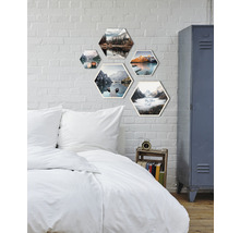 Chambre avec lit et décorations murales hexagonales avec des motifs naturels