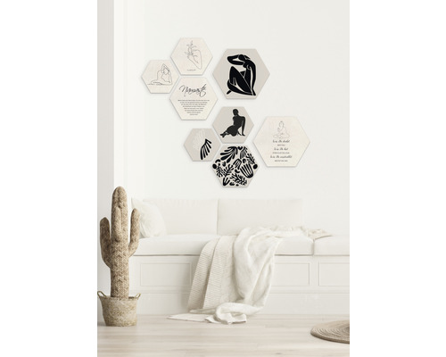Décoration murale décorative avec des tableaux muraux hexagonaux au-dessus d''un canapé