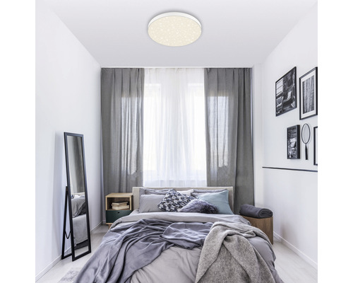 Schlafzimmer mit Deckenleuchte, Bett, Vorhängen und Spiegel