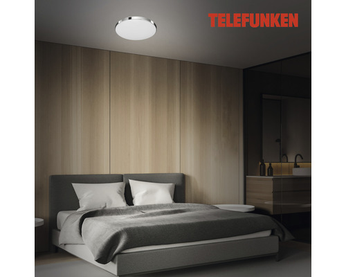 Chambre avec lit, lavabo et plafonnier rond