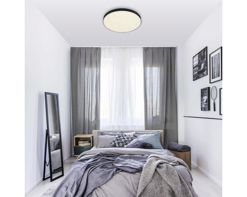 Schlafzimmer mit Deckenleuchte und Bett