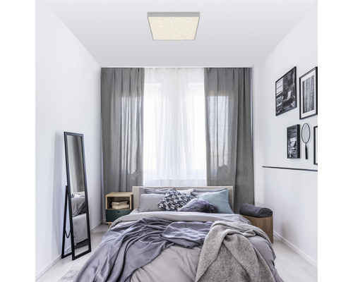 Chambre avec un lit et un plafonnier carré