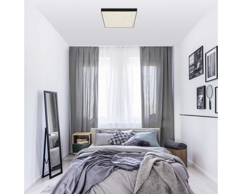 Chambre à coucher avec plafonnier, lit, rideaux et miroir