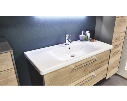 Waschtischunterschrank mit Waschbecken und Armatur im Badezimmer