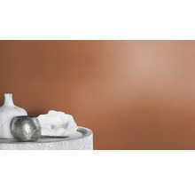 Scène décorative avec vase, photophore et pierre de quartz sur une table