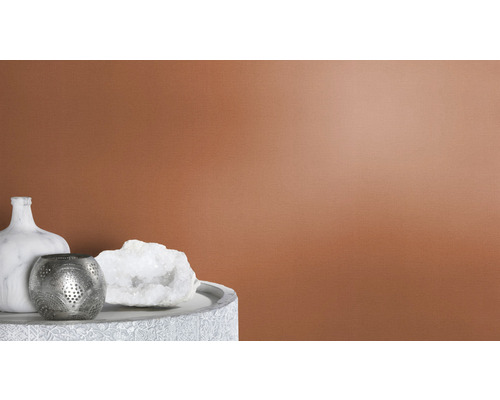 Scène décorative avec vase, photophore et pierre de quartz sur une table