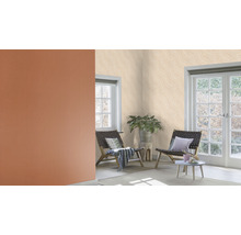 Salon avec papier peint à motifs, fauteuils et plante d''intérieur