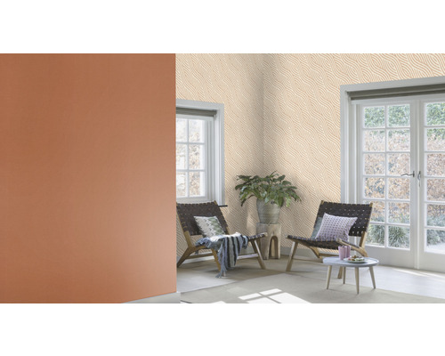 Salon avec papier peint à motifs, fauteuils et plante d''intérieur