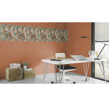 Bureau avec bureau, chaise et bordure murale à motif géométrique