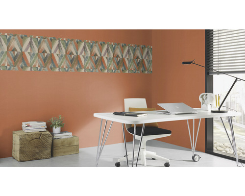 Bureau avec bureau, chaise et bordure murale à motif géométrique