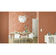 Espace de vie avec table à manger, chaises, suspension et papier peint à motifs