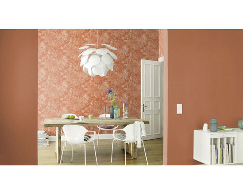 Espace de vie avec table à manger, chaises, suspension et papier peint à motifs