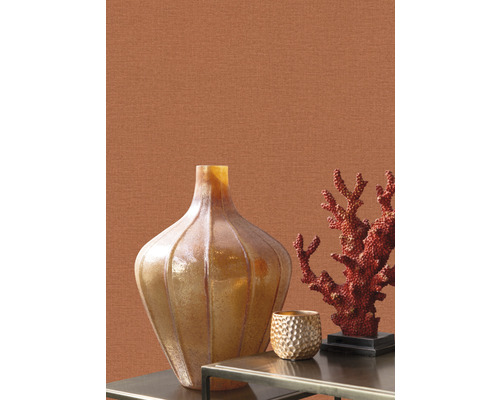 Scène décorative avec vase, corail et bougeoir sur une table devant un mur