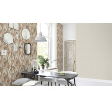 Esszimmer mit geometrischer Tapete, Esstisch und Spiegeln an der Wand.