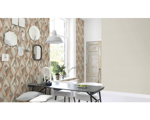 Esszimmer mit geometrischer Tapete, Esstisch und Spiegeln an der Wand.