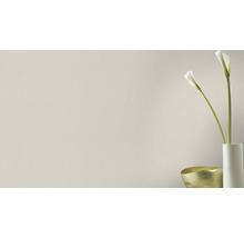 Tapete mit floralen Akzenten in einem hellen Raum