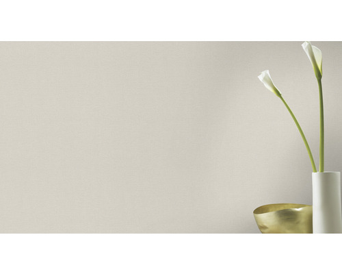 Tapete mit floralen Akzenten in einem hellen Raum