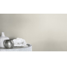 Wandgestaltung mit Vase, Kerzenhalter und Dekoration