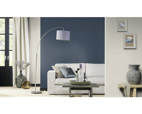 Wohnzimmer mit Sofa, Stehlampe, Couchtisch und Dekorationen für Wohnraumgestaltung