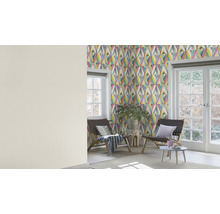 Heller Raum mit gemusterter Tapete, zwei Stühlen, einem Beistelltisch und Fenstern