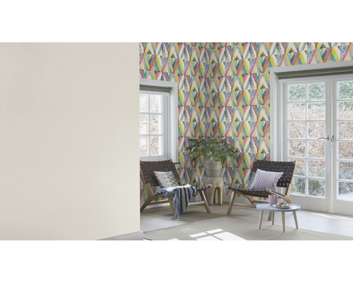 Heller Raum mit gemusterter Tapete, zwei Stühlen, einem Beistelltisch und Fenstern