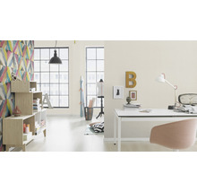 Bürogestaltung mit Schreibtisch, Stuhl, Regalen und dekorativer Wandgestaltung für ein helles, modernes Ambiente.