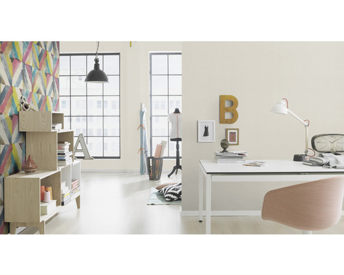 Bürogestaltung mit Schreibtisch, Stuhl, Regalen und dekorativer Wandgestaltung für ein helles, modernes Ambiente.