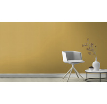 Scène avec chaise, table d''appoint avec décoration devant un mur